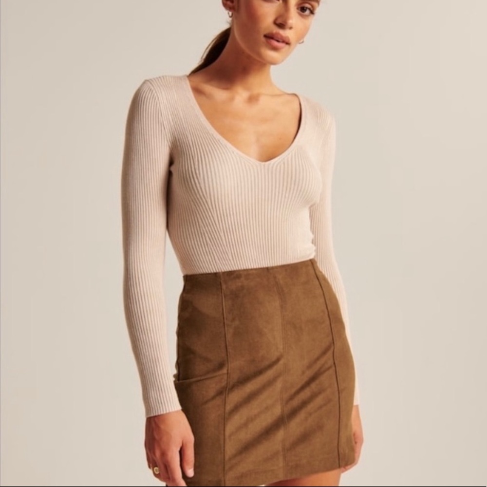 ✨LAST CHANCE! ✨Abercrombie & Fitch suede mini skirt Size 4